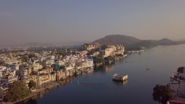 空中ビュー4KビデオBy Drone Lake Pichola City Palace Udaipur Rajasthan India — ストック動画