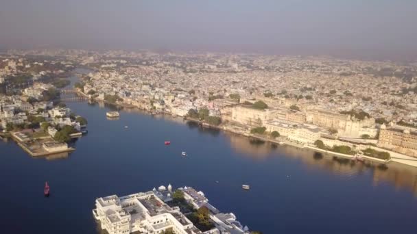 공중에서 내려다본 Drone Lake Pichola City Palace Udaipur Rajasthan India — 비디오