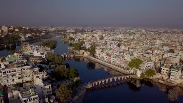 Vista Aérea Vídeo Por Drone Lago Pichola Palácio Cidade Udaipur — Vídeo de Stock
