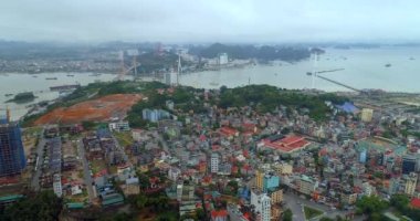Şehrin havadan görüntüsü ve Bai Tho Karst Mountain Ha long körfezi ile park. Halong Şehri, Vietnam