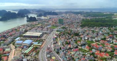 Şehrin havadan görüntüsü ve Bai Tho Karst Mountain Ha long körfezi ile park. Halong Şehri, Vietnam