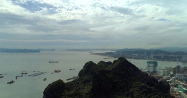 4k Aerial Karst dağlarıyla kenetlenmiş teknelerin üzerinde. Ha uzun koy. Halong Şehri, Vietnam