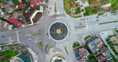4K Havacılık, saat kulesiyle kavşağın etrafında dönüyor. Ha Long Körfezi, Halong Şehri, Vietnam