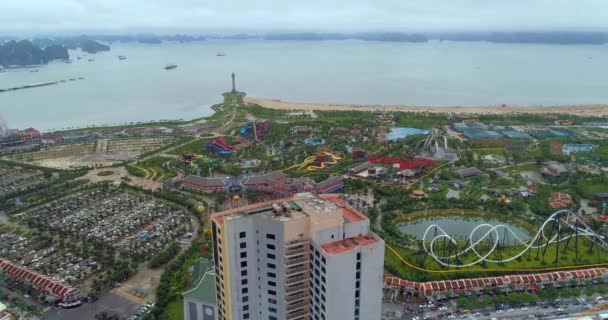 Вид Высоты Птичьего Полета Город Парк Заливом Бай Тхо Халонг — стоковое видео