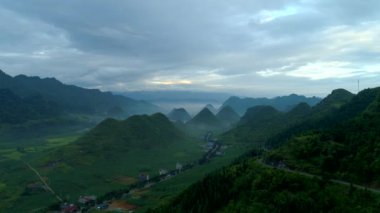 İHA 'dan hava görüntüsü 4k video. Tam Son kasabasındaki sabah dağı, Quan Ba Bölgesi, Ha Giang ili, Vietnam.