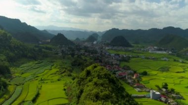 Tam Son kasabası, Quan Ba Bölgesi, Ha Giang Eyaleti, Vietnam 'da bulunan Paddy hava aracı tarlalarının 4k görüntüsü..