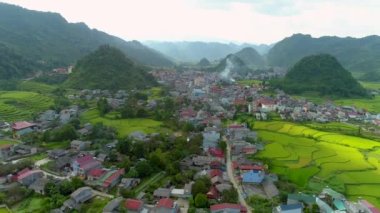 Tam Son kasabası, Quan Ba Bölgesi, Ha Giang Eyaleti, Vietnam 'da bulunan Paddy hava aracı tarlalarının 4k görüntüsü..