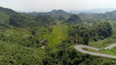 Tam Son kasabası, Quan Ba Bölgesi, Ha Giang Eyaleti, Vietnam 'da bulunan Paddy hava aracı tarlalarının 4k görüntüsü..