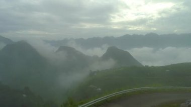 İHA 'dan hava görüntüsü 4k video. Tam Son kasabasındaki sabah dağı, Quan Ba Bölgesi, Ha Giang ili, Vietnam.