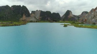 İHA 'dan hava görüntüsü 4k video. Tuyet Tinh Coc 'taki Zümrüt Gölet, Hai Phong, Vietnam.