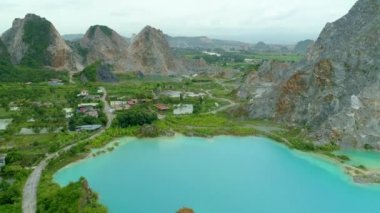 İHA 'dan hava görüntüsü 4k video. Tuyet Tinh Coc 'taki Zümrüt Gölet, Hai Phong, Vietnam.