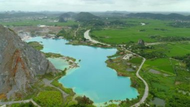 İHA 'dan hava görüntüsü 4k video. Tuyet Tinh Coc 'taki Zümrüt Gölet, Hai Phong, Vietnam.
