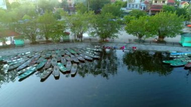 Tam Coc, Ninh Binh, Vietnam 'da İHA' nın 4k hava görüntüsü: 2018-SEP-05