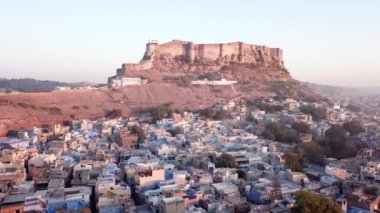 Hindistan 'ın Jodhpur kentindeki Blue City köyünün insansız hava aracı 4k video klibi..