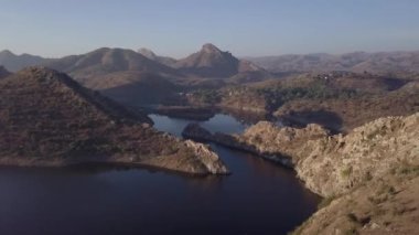Hindistan, Udaipur, Rajasthan 'daki Bahubali tepesi ve dağlarının 4k hava görüntüsü..