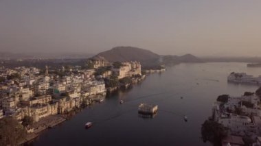 Pichola Gölü ve Şehir, Udaipur, Rajasthan, Hindistan insansız hava aracı 4k video