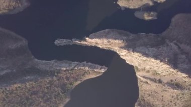 Hindistan, Udaipur, Rajasthan 'daki Bahubali tepesi ve dağlarının 4k hava görüntüsü..