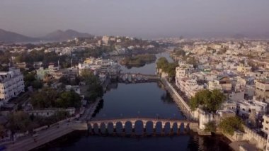 Pichola Gölü ve Şehir, Udaipur, Rajasthan, Hindistan insansız hava aracı 4k video