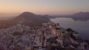 Pichola Gölü ve Şehir, Udaipur, Rajasthan, Hindistan insansız hava aracı 4k video