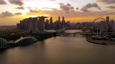 İHA Aerial View 4k Gardens By the Bay, Skyline Singapur 'a doğru uçuyor. Singapur 'daki Marina Körfezi. gün batımı