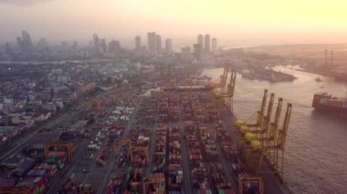 Port, Colombo, Sri Lanka 'daki konteyner vinçlerinin 4k' lik hava görüntüsü. gün batımı