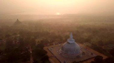 Anuradhapura, Sri Lanka 'daki Ruwanwelisaya Stupa' nın 4k hava aracı görüntüsü.