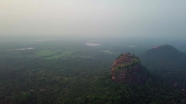 Sigiriya Kayası Sri Lanka 'nın 4k' lık hava aracı görüntüsü.