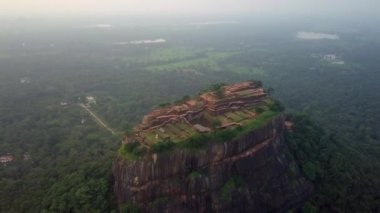 Sigiriya Kayası Sri Lanka 'nın 4k' lık hava aracı görüntüsü.
