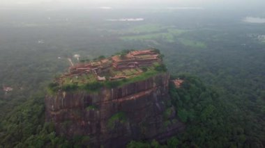 Sigiriya Kayası Sri Lanka 'nın 4k' lık hava aracı görüntüsü.