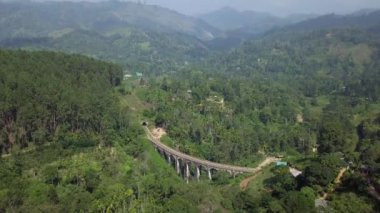 Ünlü Dokuz Kemer Köprüsü Sri Lanka Demiryolu Treninin 4K görüntüsü. Ella, Sri Lanka 'da Dokuz Kemerli Köprü.