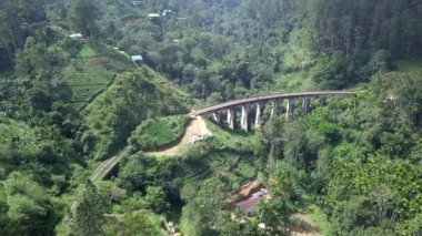 Ünlü Dokuz Kemer Köprüsü Sri Lanka Demiryolu Treninin 4K görüntüsü. Ella, Sri Lanka 'da Dokuz Kemerli Köprü.