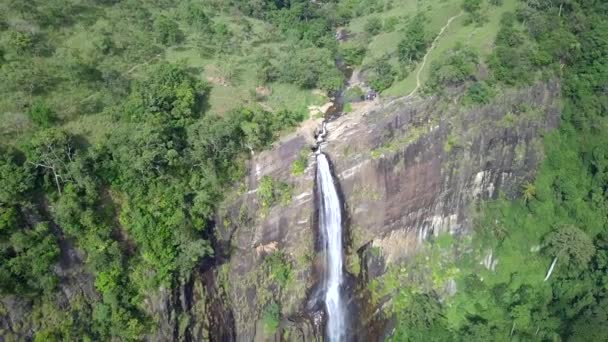 Imagens Drone Vista Aérea Cachoeira Das Quedas Diyaluma Sri Lanka — Vídeo de Stock