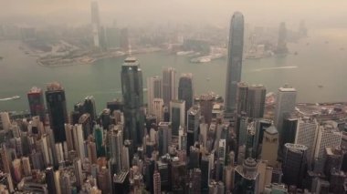 Hong Kong 'daki modern gökdelenlerin 4k hava aracı görüntüsü. Gündoğumunda Hong Kong 'da binalar.