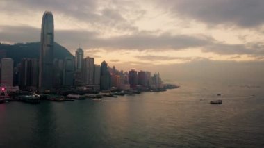 Hong Kong 'daki modern gökdelenlerin 4k hava aracı görüntüsü. Gündoğumunda Hong Kong 'da binalar.