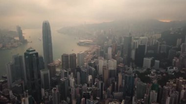 Hong Kong 'daki modern gökdelenlerin 4k hava aracı görüntüsü. Gündoğumunda Hong Kong 'da binalar.