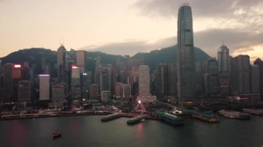 Hong Kong 'daki modern gökdelenlerin 4k hava aracı görüntüsü. Gündoğumunda Hong Kong 'da binalar.