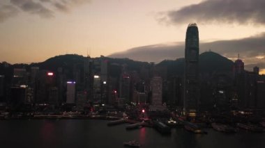 Hong Kong 'daki modern gökdelenlerin 4k hava aracı görüntüsü. Gündoğumunda Hong Kong 'da binalar.