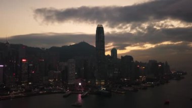 Hong Kong 'daki modern gökdelenlerin 4k hava aracı görüntüsü. Gündoğumunda Hong Kong 'da binalar.