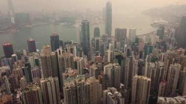Hong Kong 'daki modern gökdelenlerin 4k hava aracı görüntüsü. Gündoğumunda Hong Kong 'da binalar.