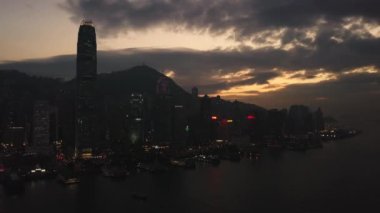 Hong Kong 'daki modern gökdelenlerin 4k hava aracı görüntüsü. Gündoğumunda Hong Kong 'da binalar.