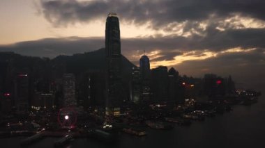 Hong Kong 'daki modern gökdelenlerin 4k hava aracı görüntüsü. Gündoğumunda Hong Kong 'da binalar.