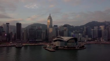 Hong Kong 'daki modern gökdelenlerin 4k hava aracı görüntüsü. Gündoğumunda Hong Kong 'da binalar.