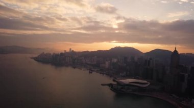 Hong Kong 'daki modern gökdelenlerin 4k hava aracı görüntüsü. Gündoğumunda Hong Kong 'da binalar.