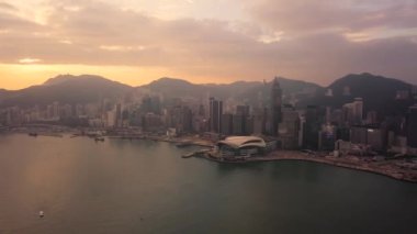 Hong Kong 'daki modern gökdelenlerin 4k hava aracı görüntüsü. Gündoğumunda Hong Kong 'da binalar.
