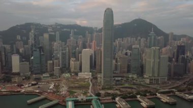 Hong Kong 'daki modern gökdelenlerin 4k hava aracı görüntüsü. Gündoğumunda Hong Kong 'da binalar.