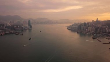 Hong Kong 'daki modern gökdelenlerin 4k hava aracı görüntüsü. Gündoğumunda Hong Kong 'da binalar.