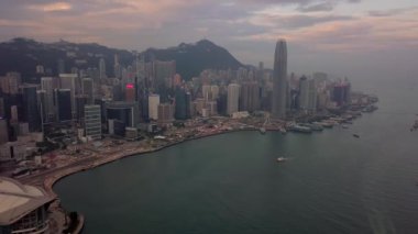 Hong Kong 'daki modern gökdelenlerin 4k hava aracı görüntüsü. Gündoğumunda Hong Kong 'da binalar.