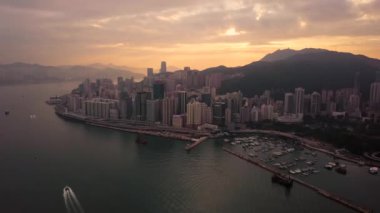 Hong Kong 'daki modern gökdelenlerin 4k hava aracı görüntüsü. Gündoğumunda Hong Kong 'da binalar.