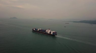 Hong Kong 'daki Ocean Container gemisinin 4k' lik hava görüntüsü..