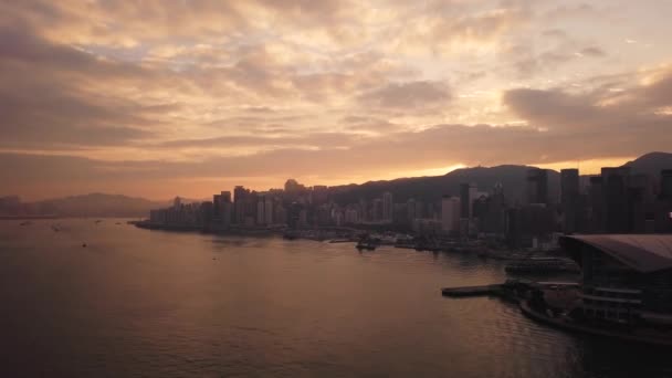 香港の現代的な高層ビルの空中ビュードローン4K映像 日の出に香港市内の建物 — ストック動画